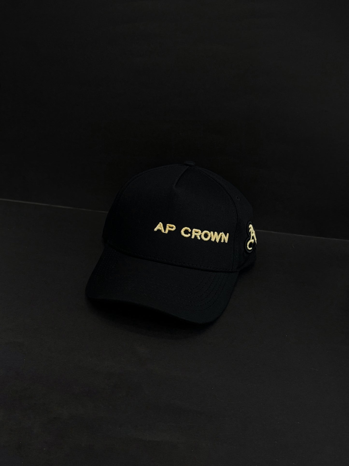 AP CROWN NEGRA LETRAS BEIGE