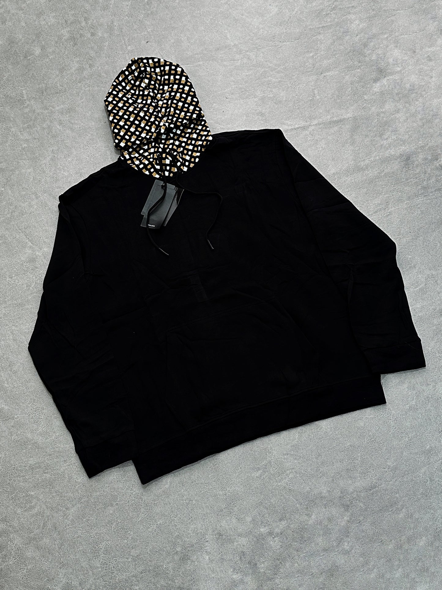 BOSS NEGRO CAPUCHA MONOGRAMA