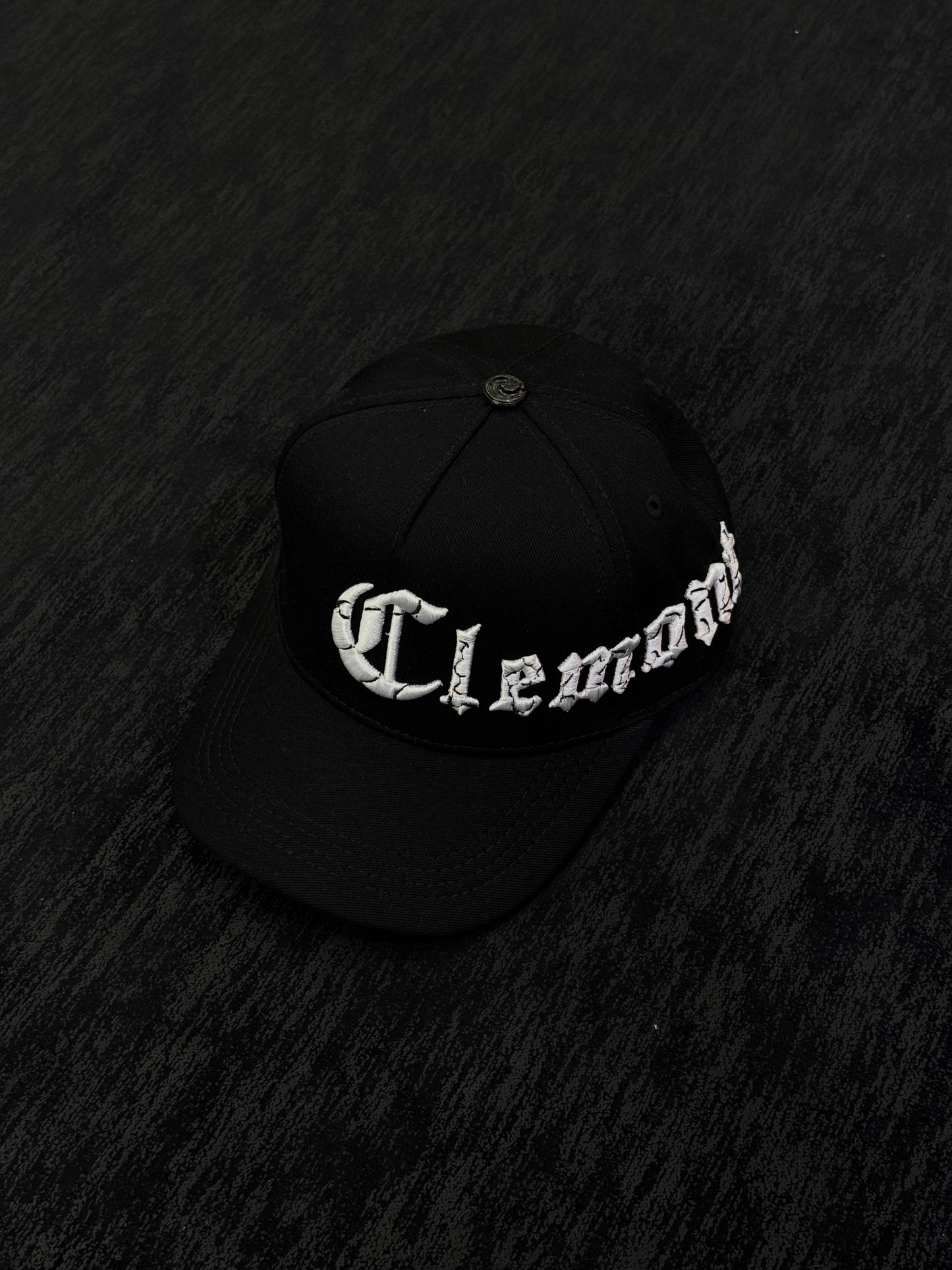 CLEMONT NEGRA LETRAS BLANCAS RAYAS NEGRAS