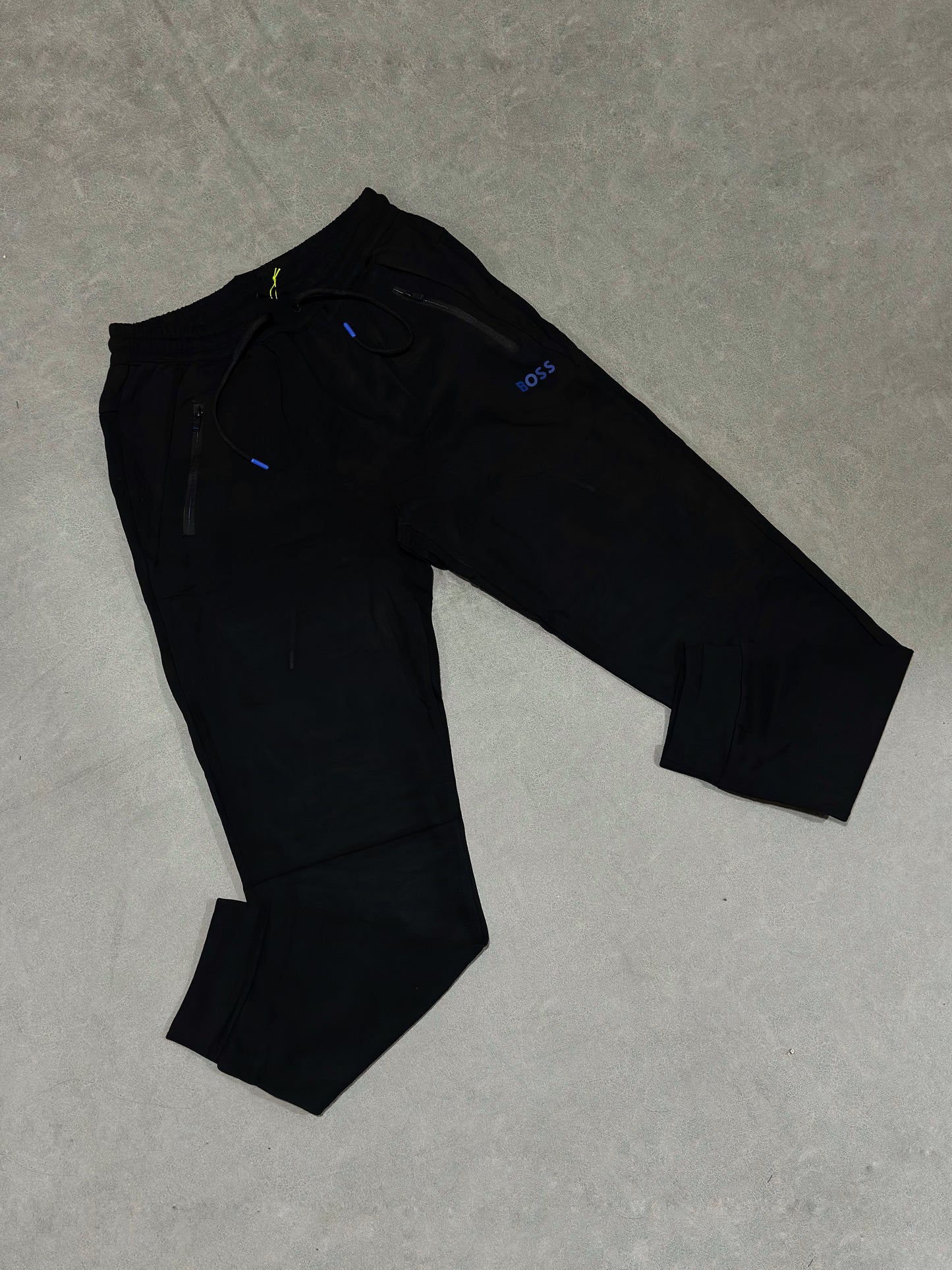 BOSS NEGRA DETALLES AZUL