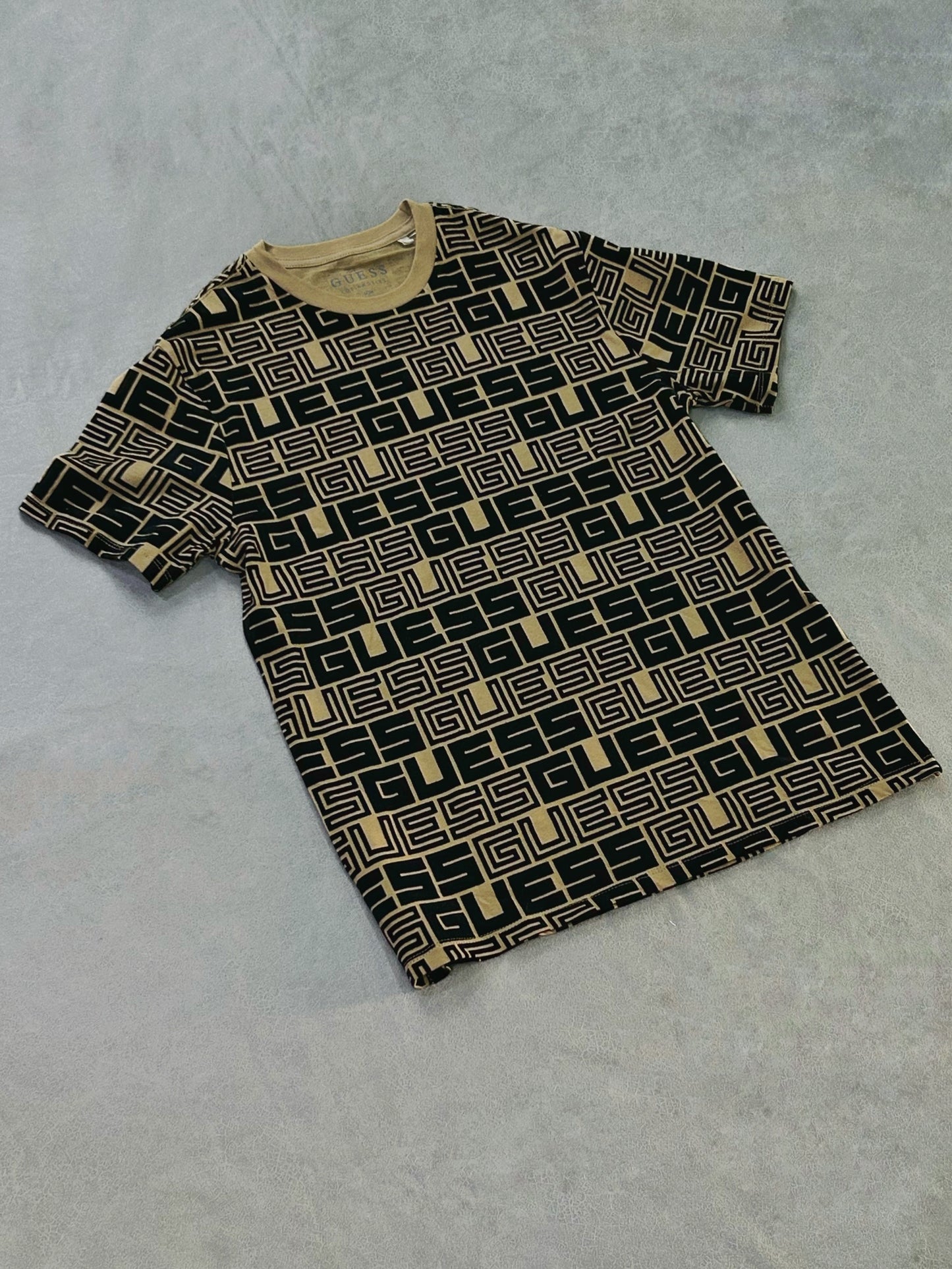 GUESS DORADA MONOGRAMA