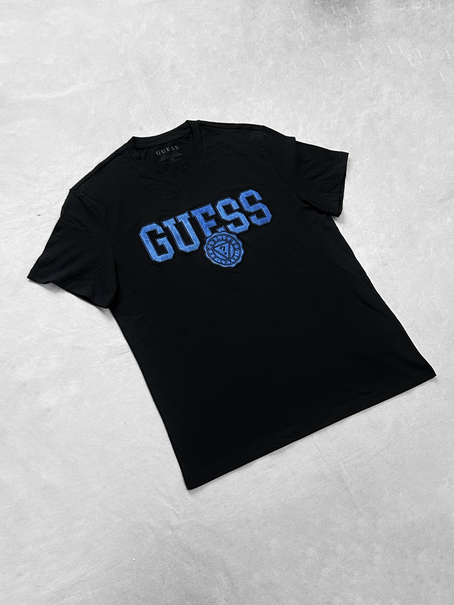 GUESS NEGRA LOGO AZUL