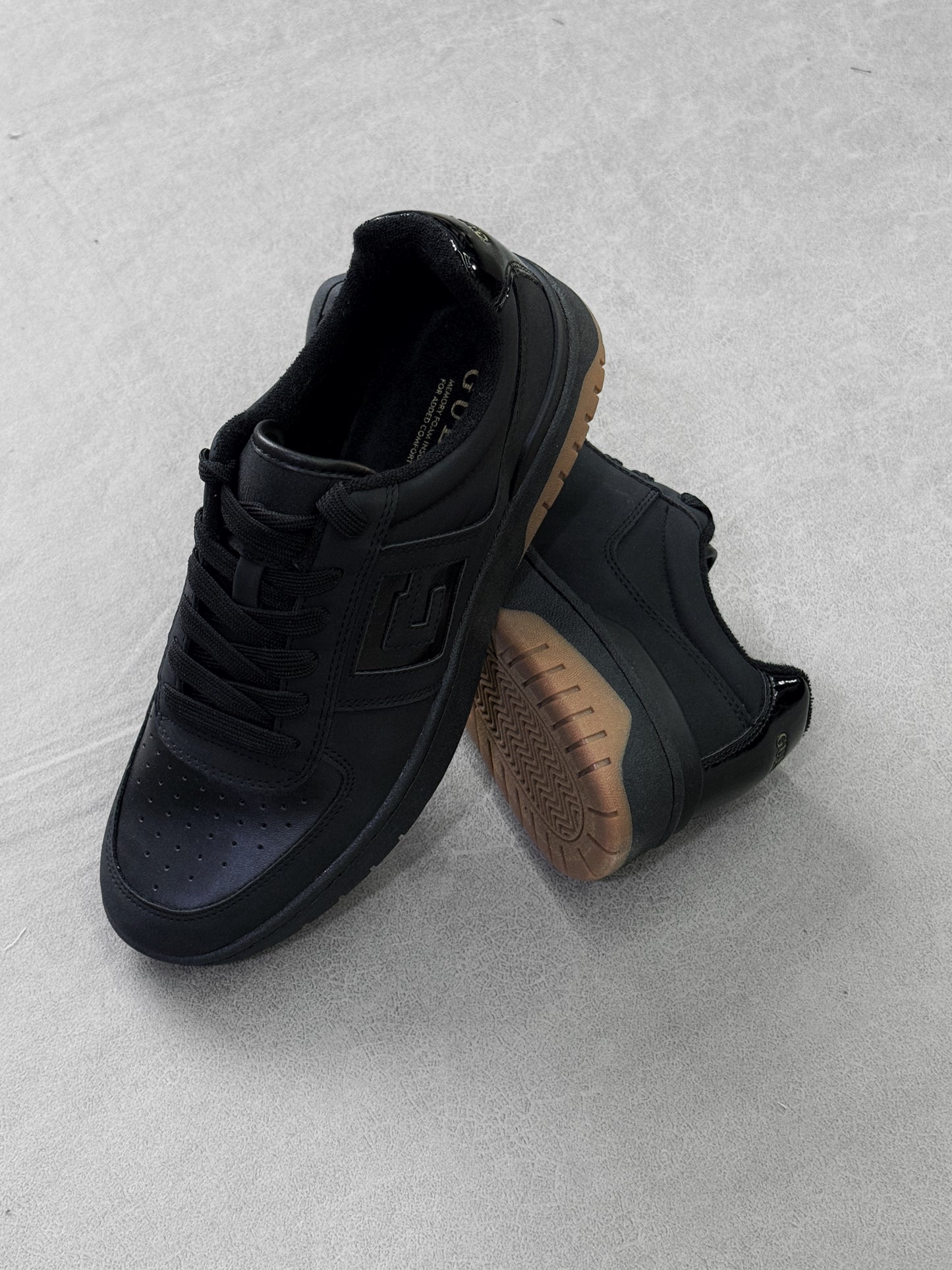 GUESS NEGRO