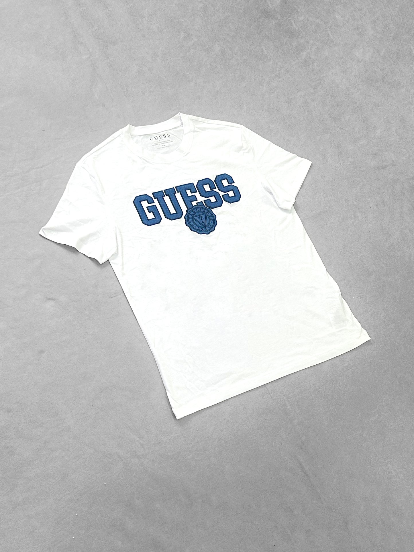 GUESS BLANCA LOGO AZUL