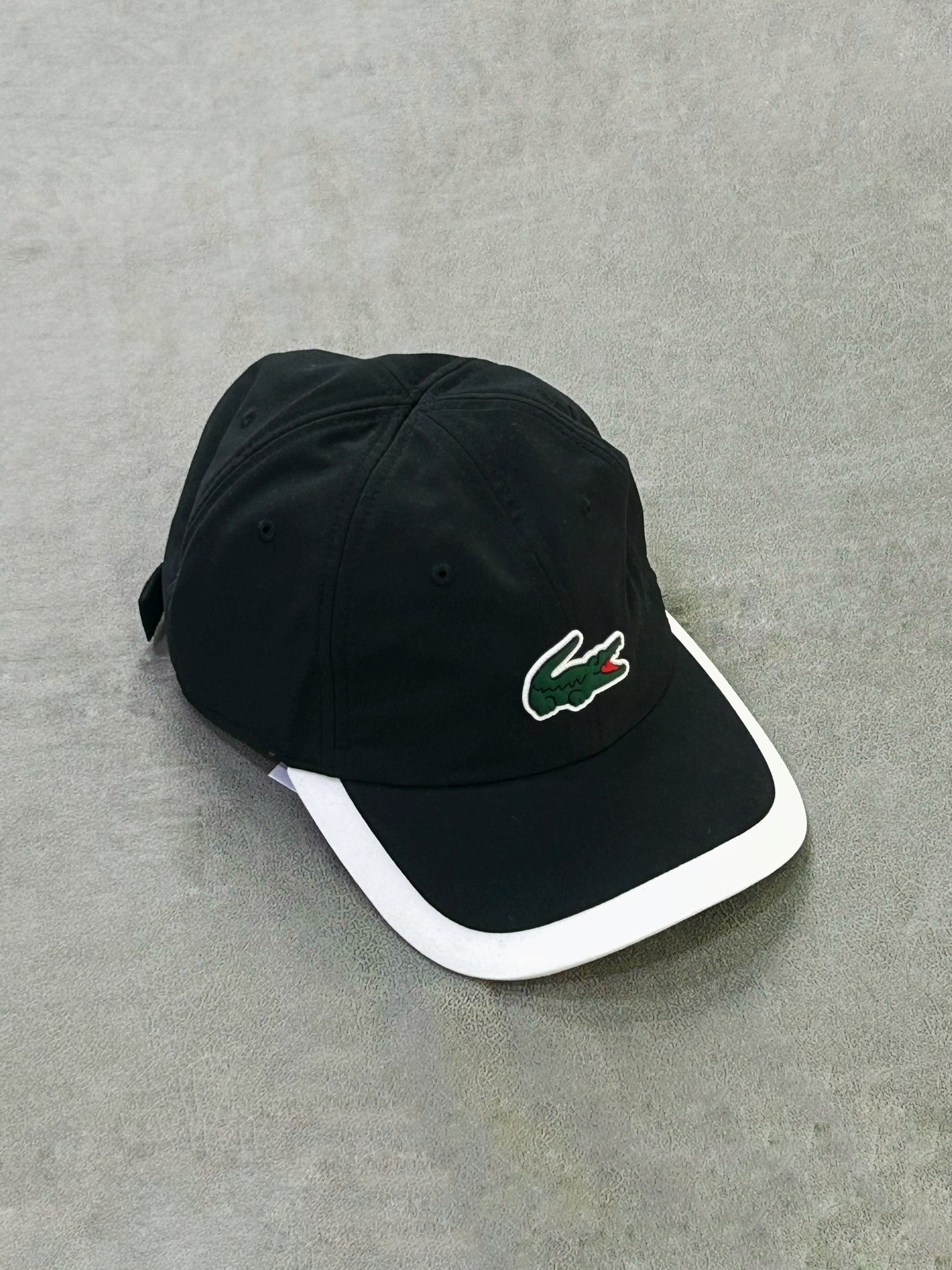 LACOSTE NEGRA LÍNEA BLANCA