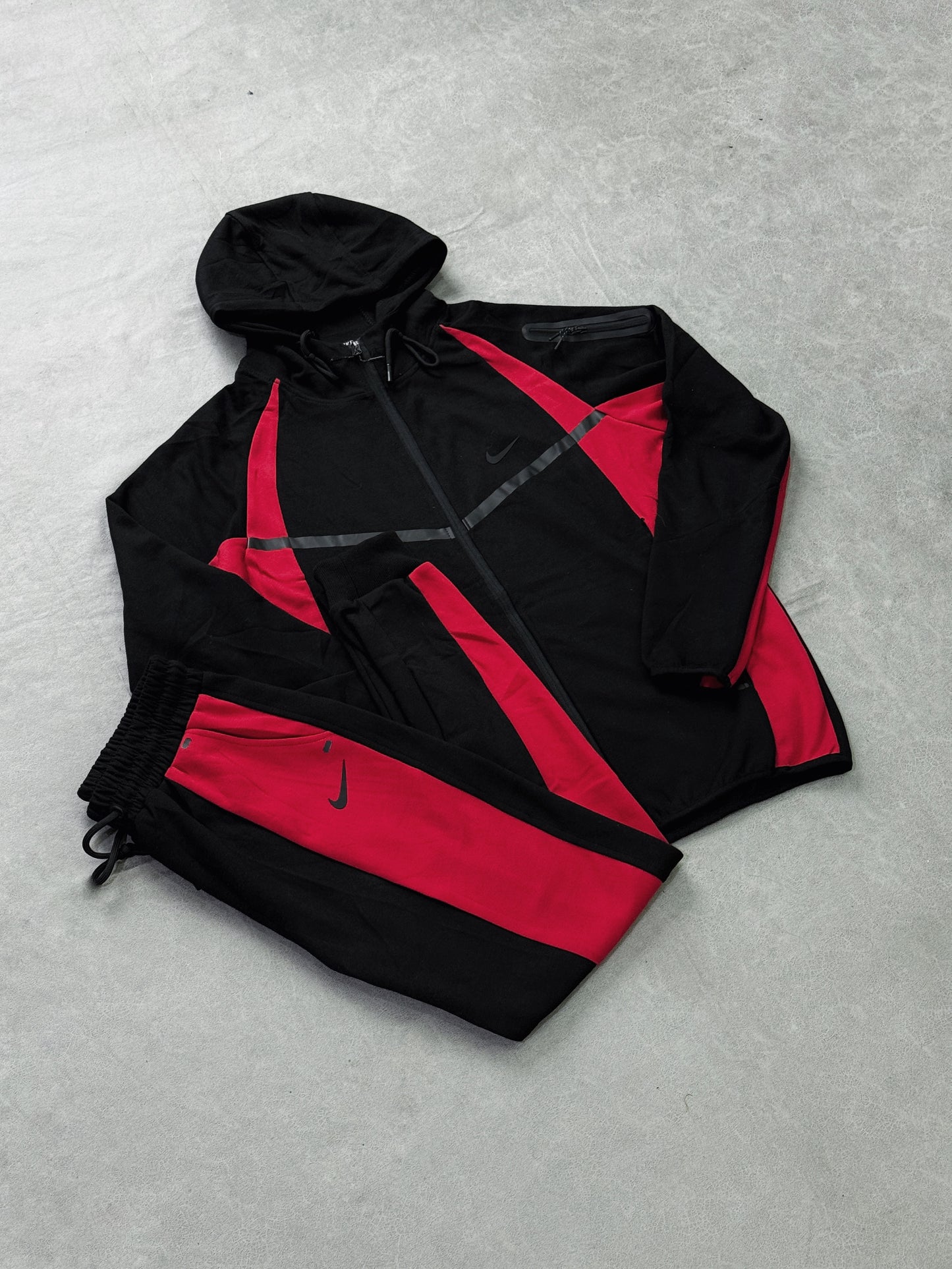 NIKE TECH NEGRO ROJO PT2