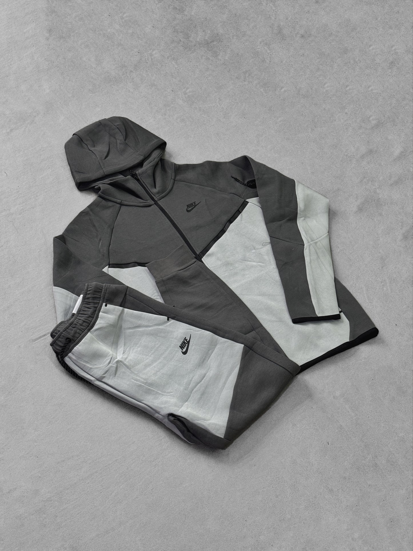 NIKE TECH GRISES PT1