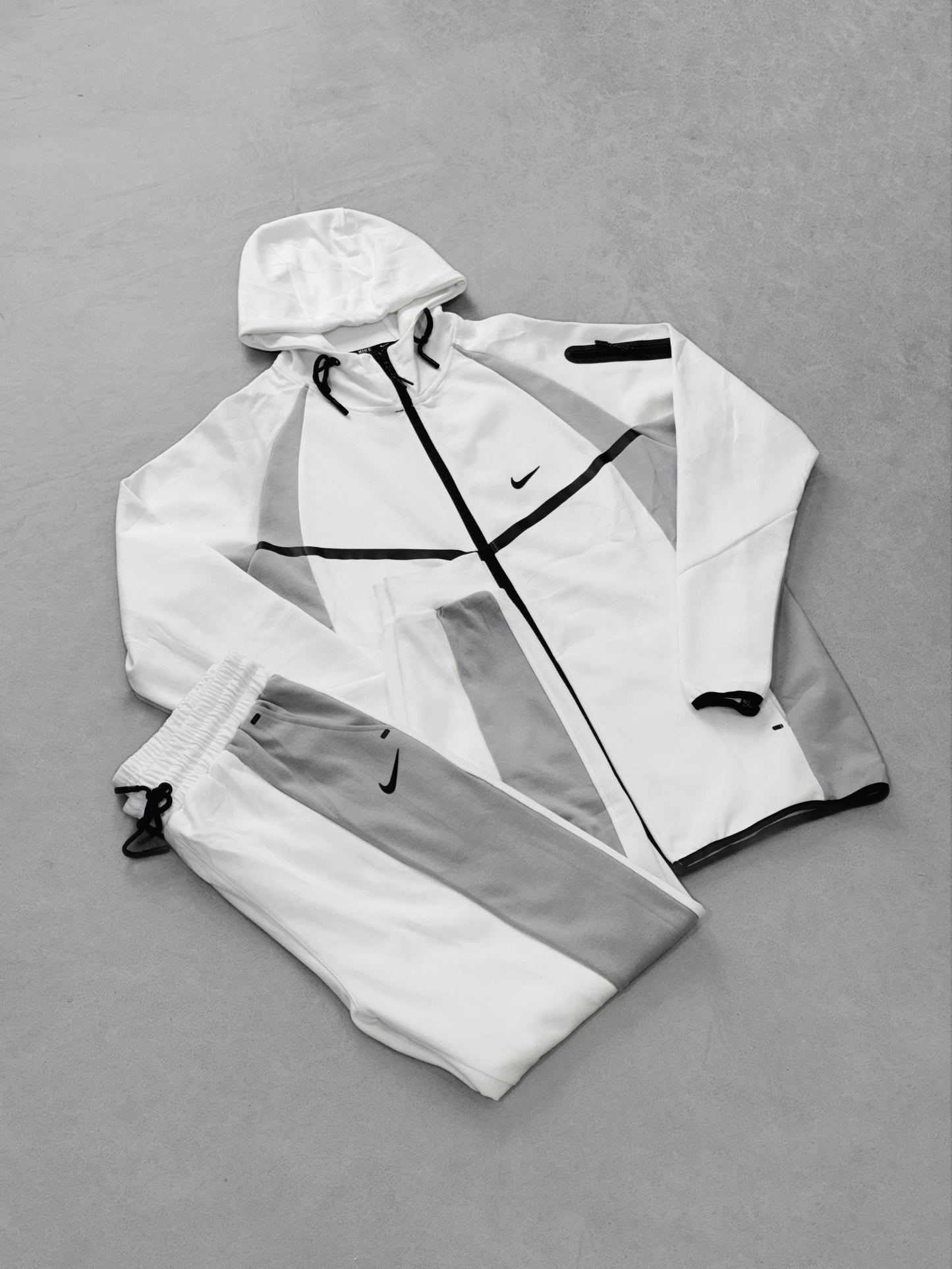 NIKE TECH BLANCO GRIS PT2