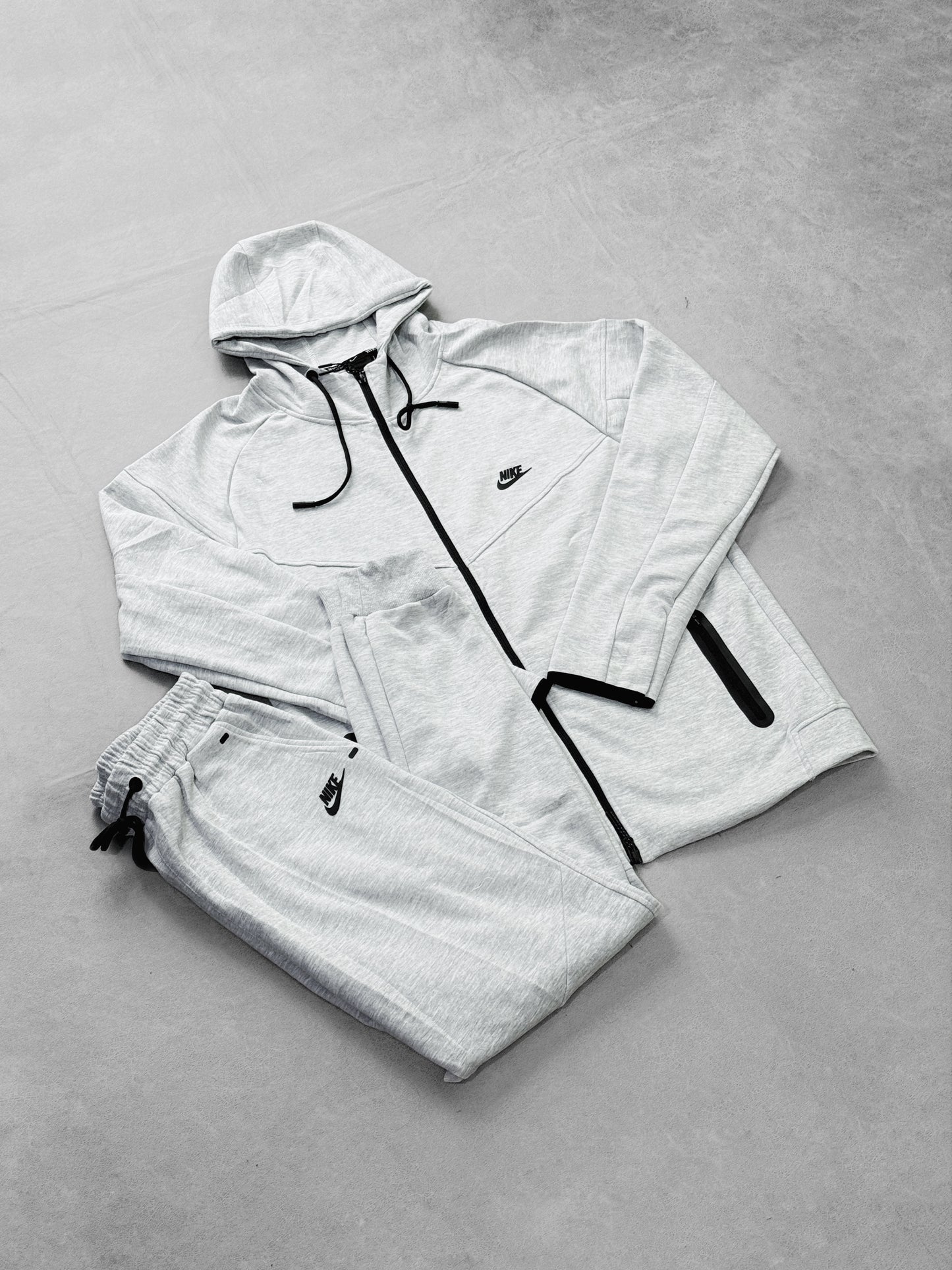 NIKE TECH GRIS