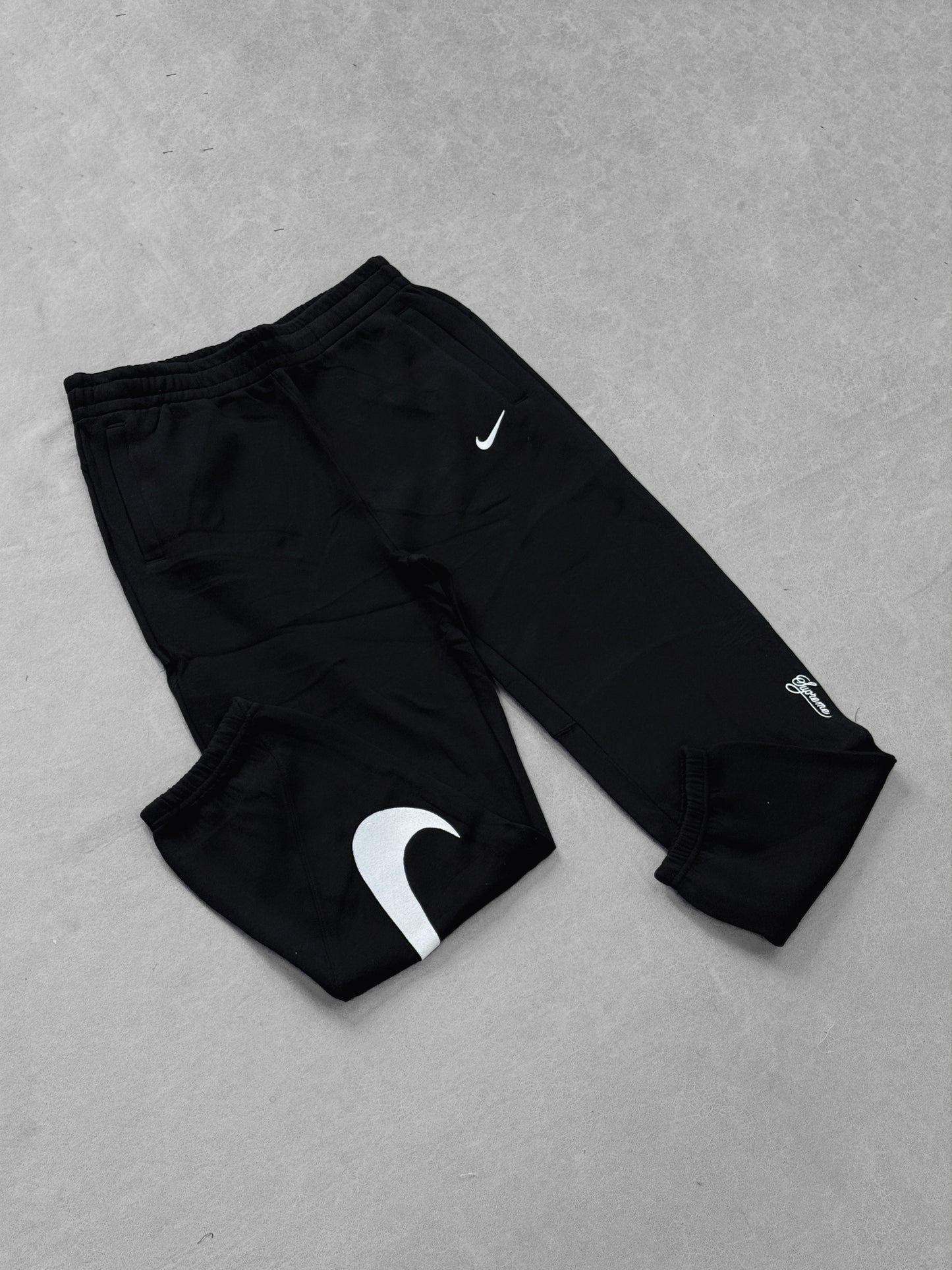 NIKE SUPREME NEGRA