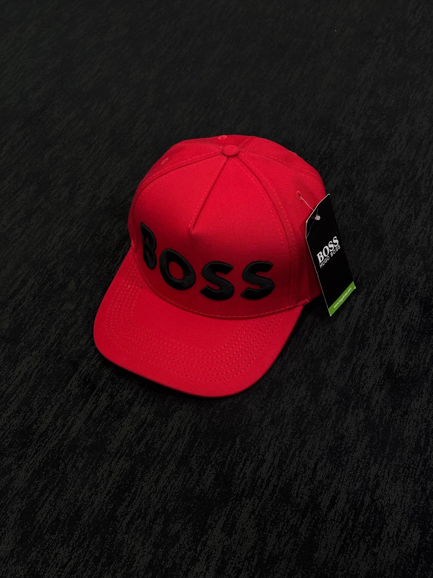 BOSS ROJA LETRA NEGRA CLASICA