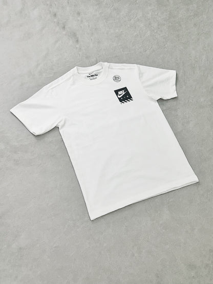 NIKE LOGOTIPO PEQUEÑO BLANCA