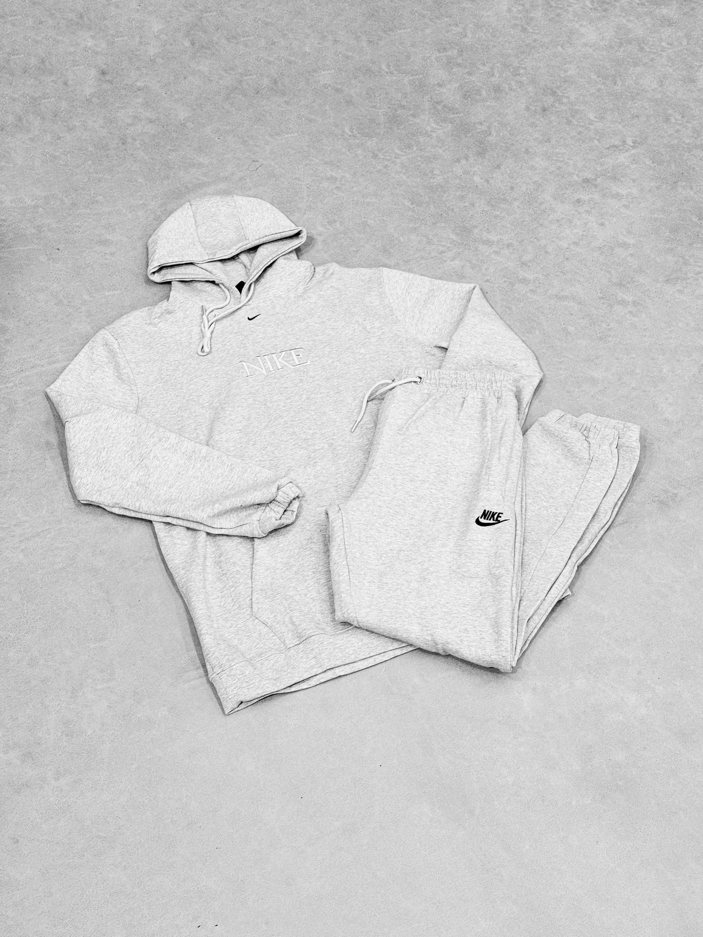 NIKE 2 GRIS SPORTWEAR