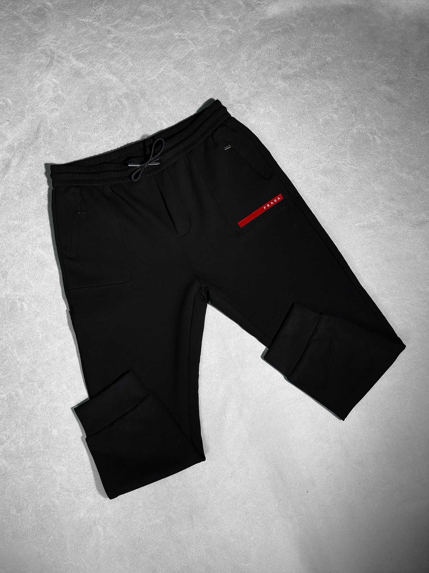 PRADA NEGRA LOGO ROJO