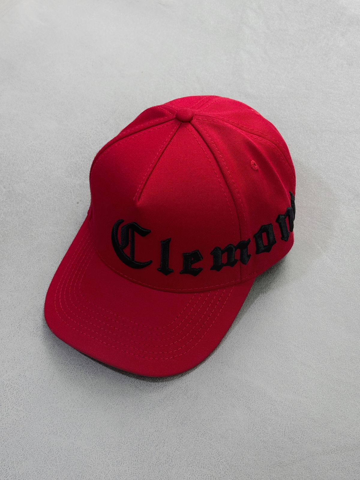 CLEMONT ROJA LETRA NEGRA