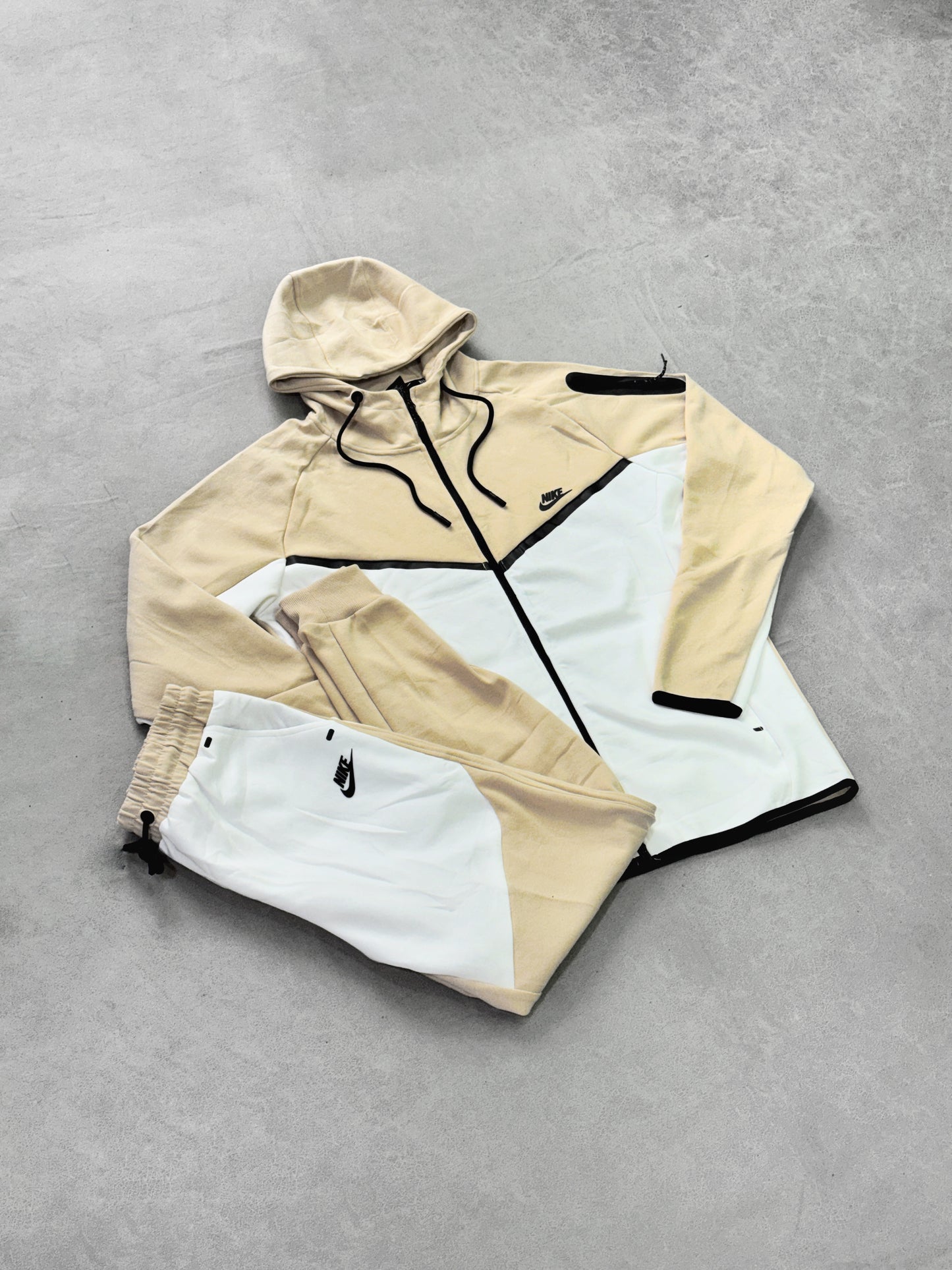NIKE TECH CAFÉ BLANCO PT1