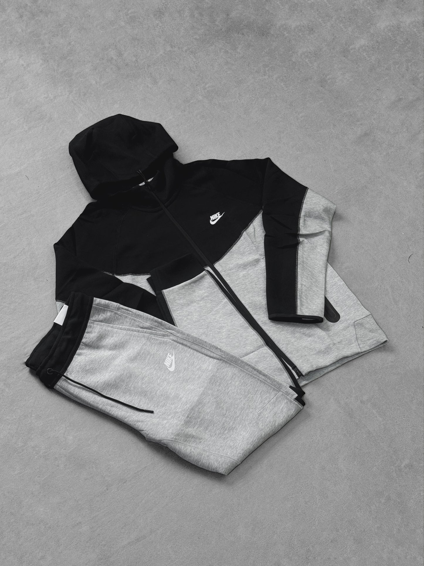 NIKE TECH NEGRO GRIS PT3