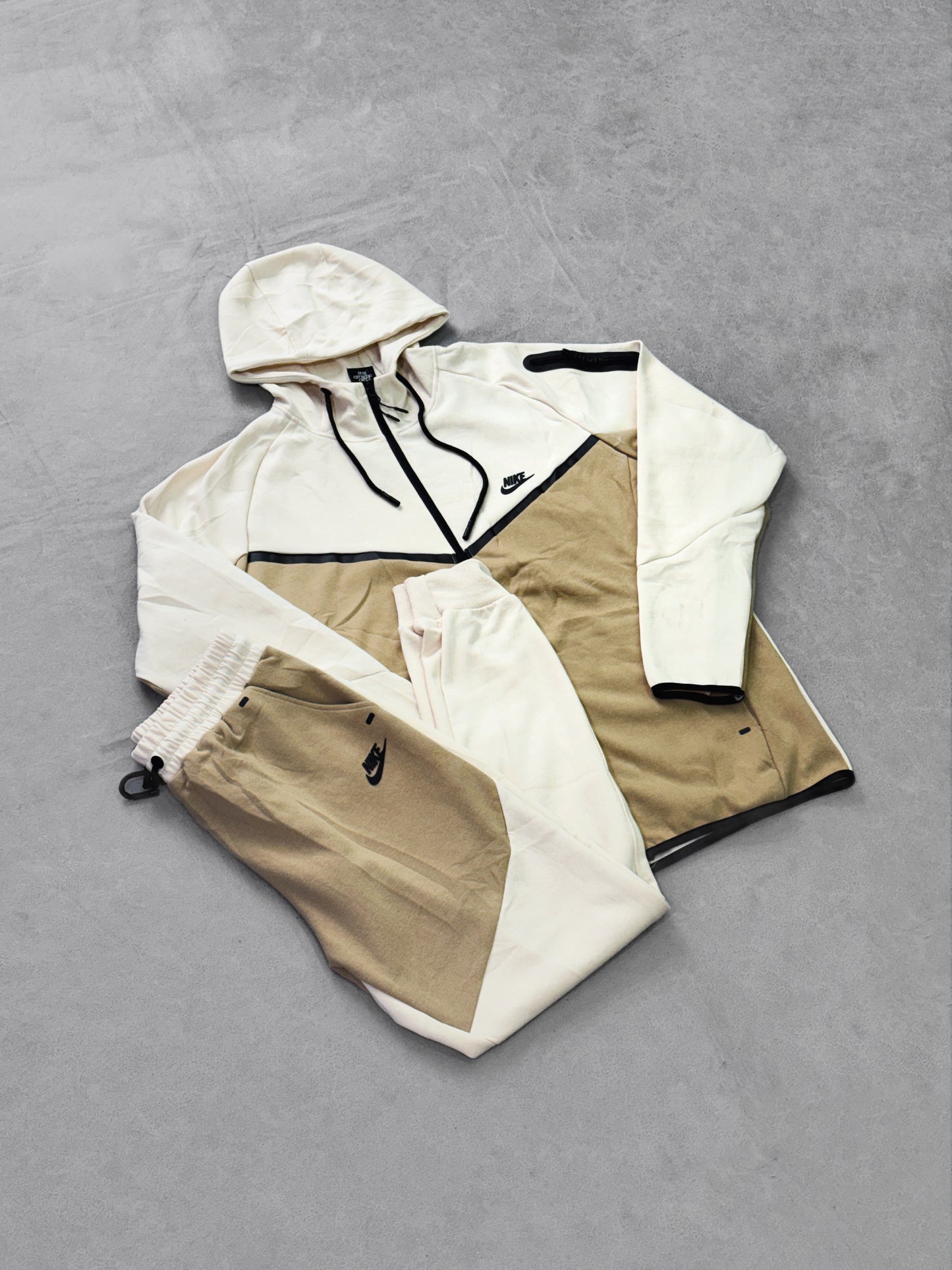 NIKE TECH CAFÉ BEIGE PT1