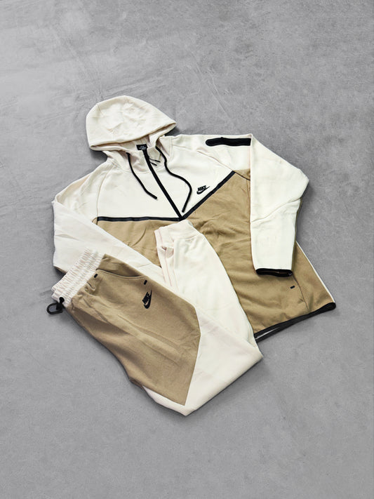 NIKE TECH CAFÉ BEIGE PT1