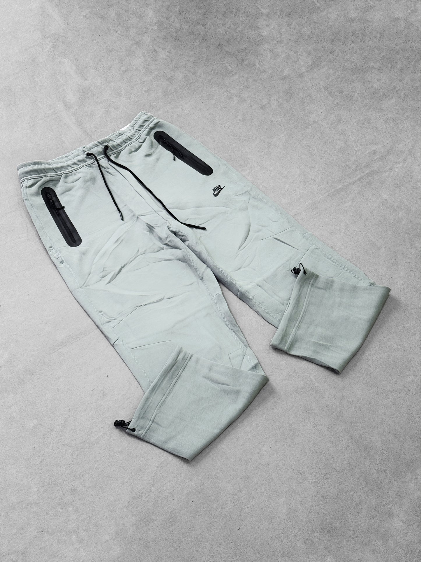 NIKE TECH 1 GRIS