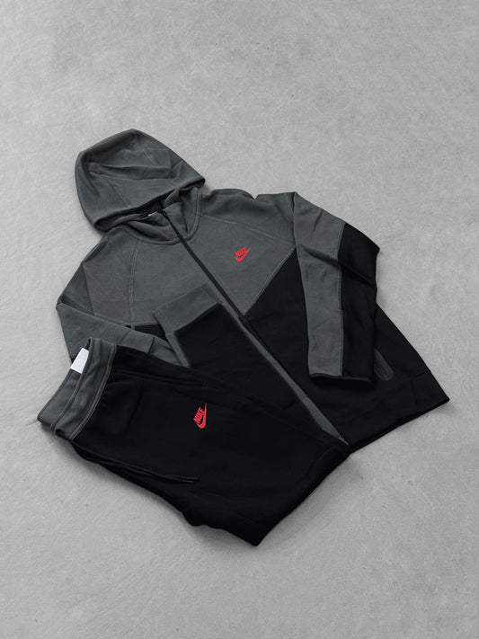 NIKE TECH GRIS/NEGRO/ROJO PT3