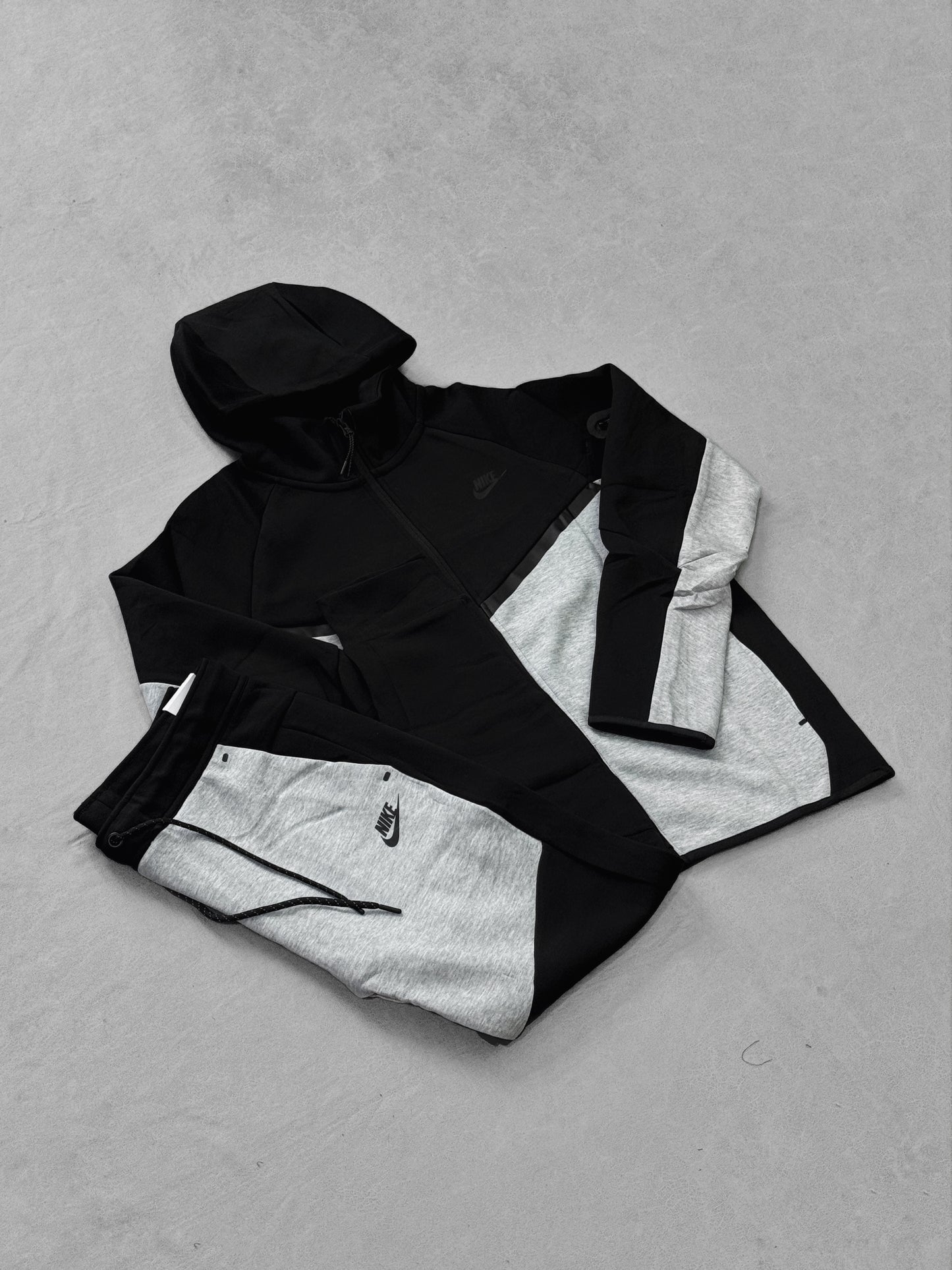 NIKE TECH GRIS/NEGRO PT3
